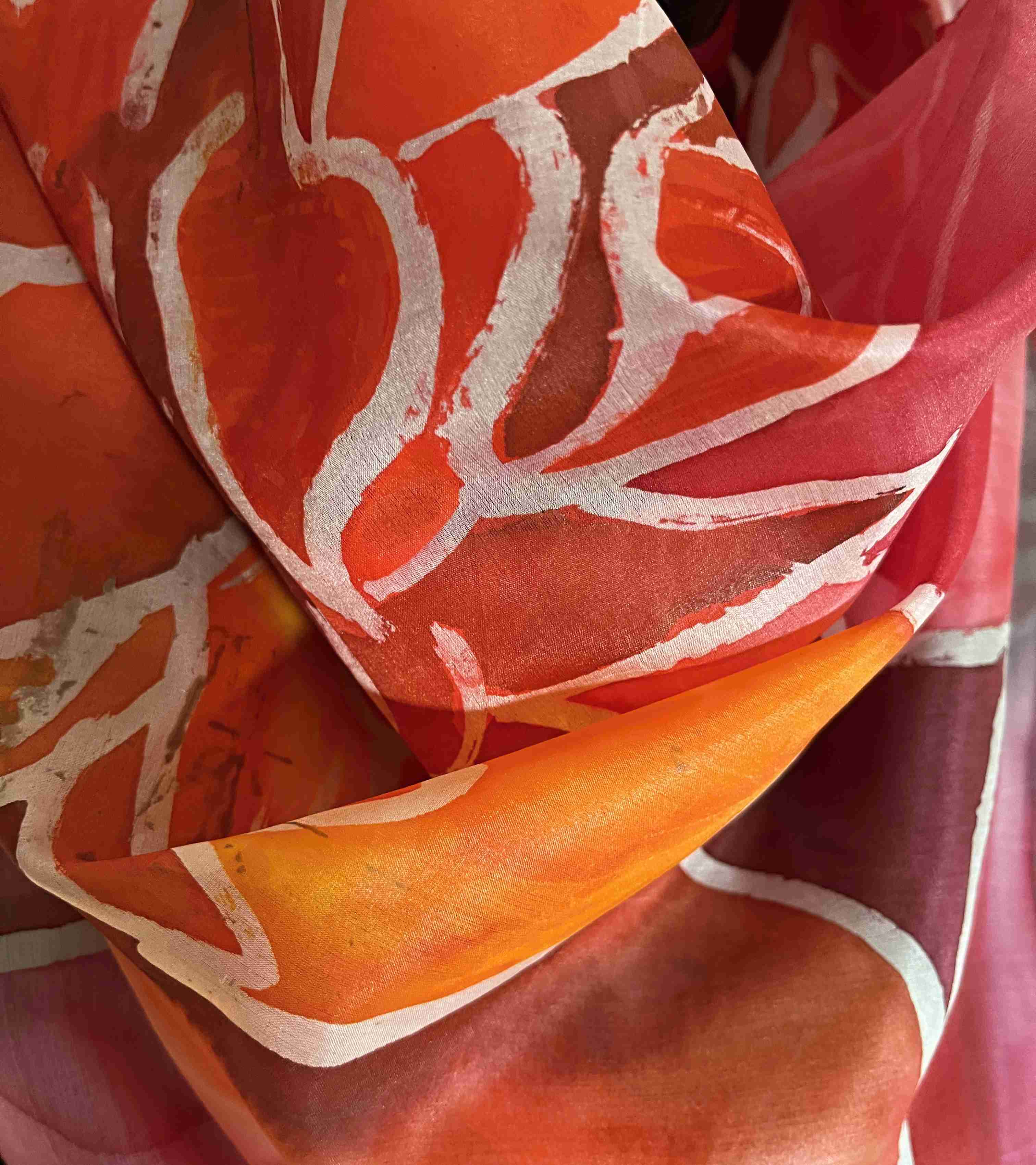 Hedvábný šátek červený květ