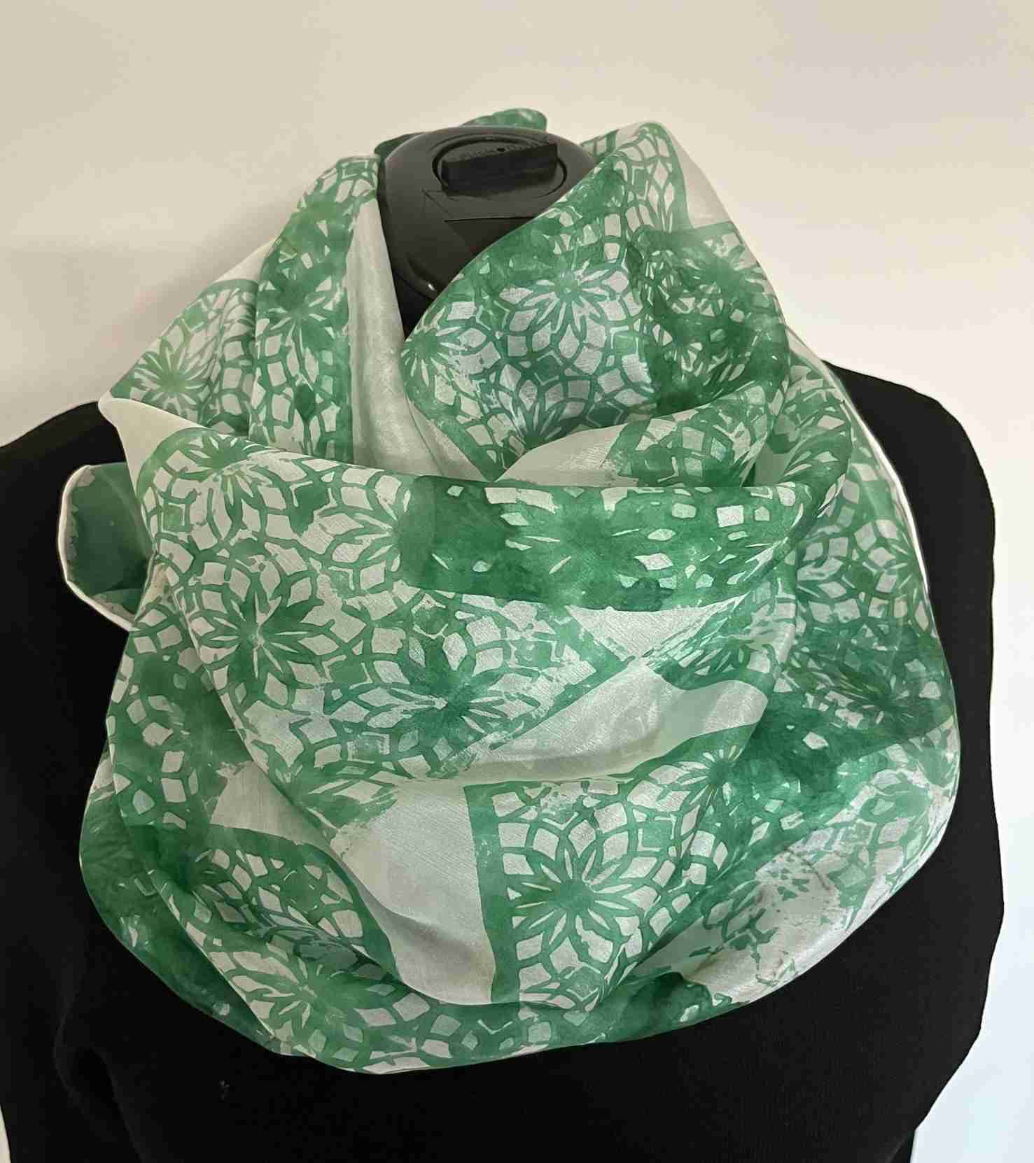 Hedvábný šátek tmavě zelená tisk