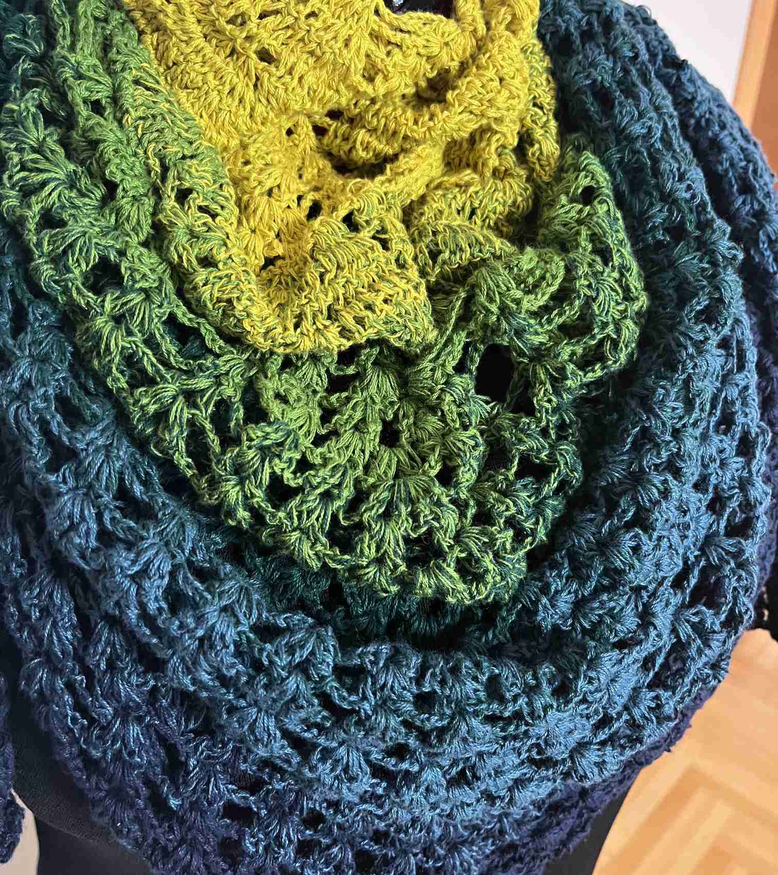 Háčkovaný šátek zeleno modrý