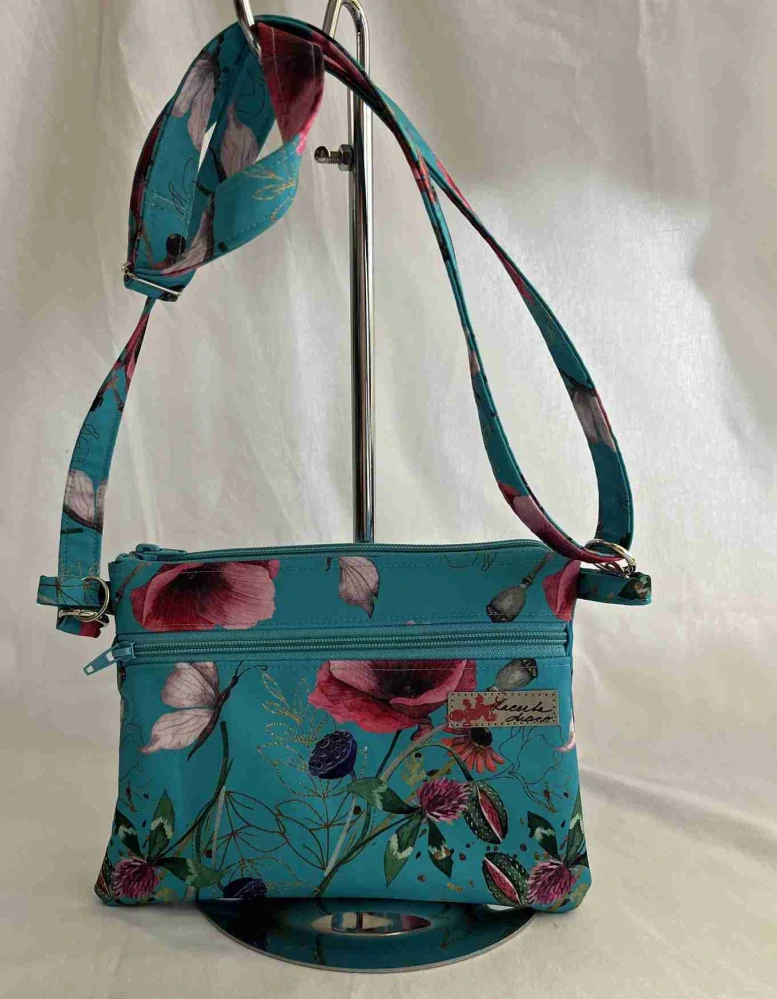 Malá kabelka crossbody "Maličká" ve světle modré s máky