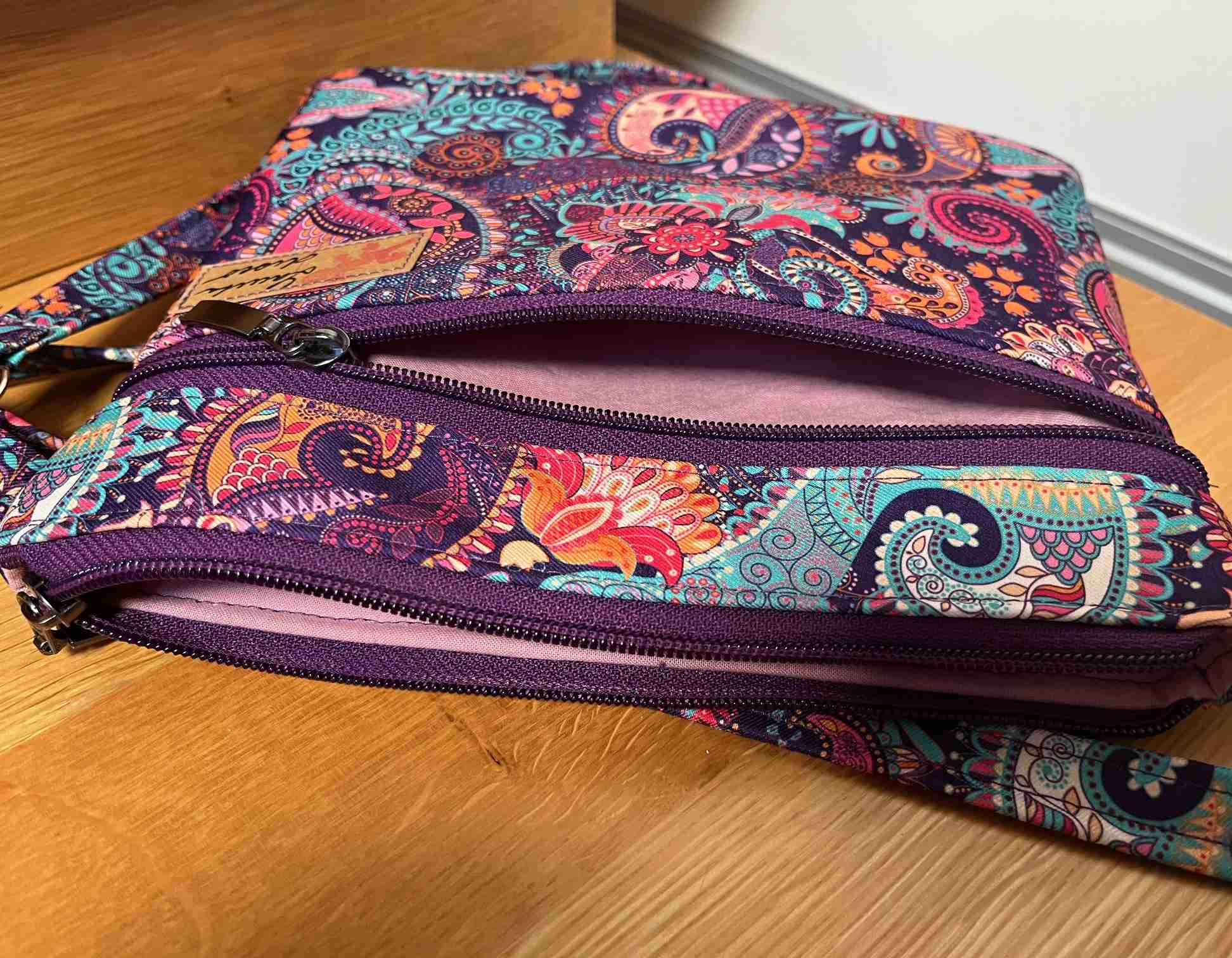 Malá kabelka crossbody "Maličká" fialová se vzorem paisley