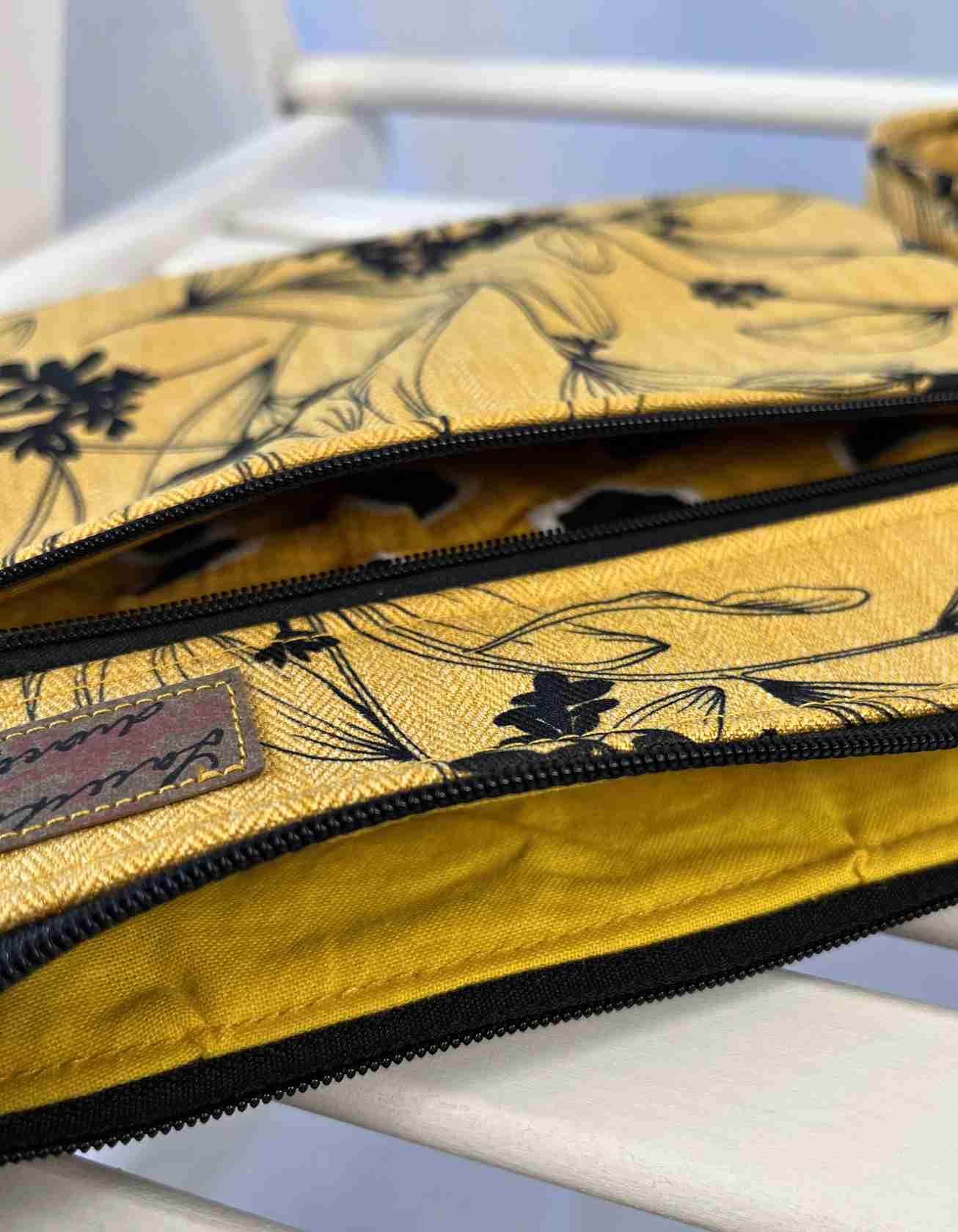 Malá kabelka crossbody "Maličká" žlutá