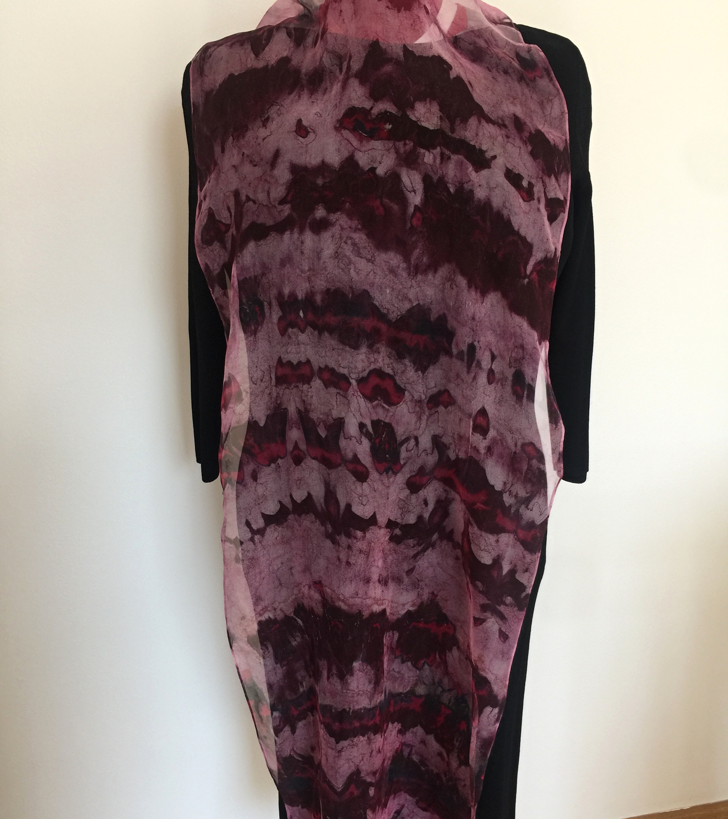 Hedvábný šál bordó batika