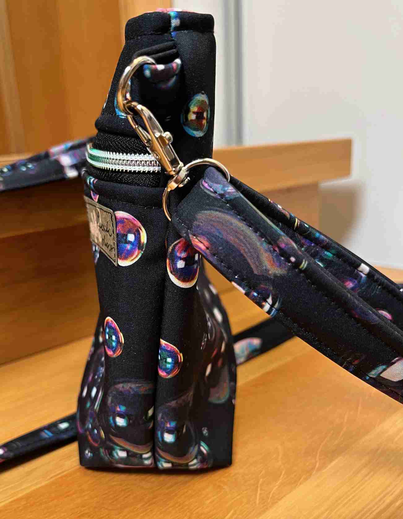 Taštička maličká černá s bublinkami