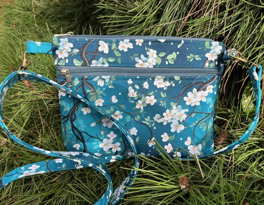 Maličká s jemnými kvítky