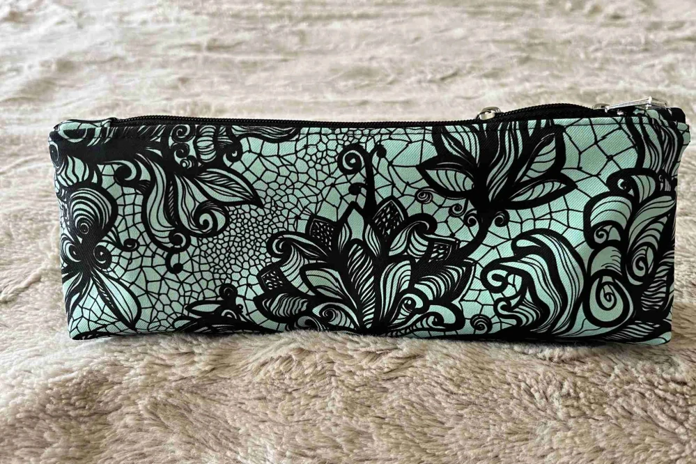 Penálek na tužky černá krajka na mintu