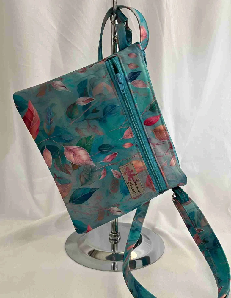 Malá kabelka crossbody "Maličká" duhové lístky modrý zip