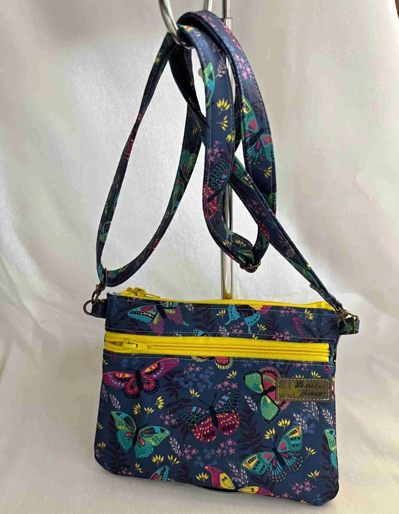 Malá kabelka crossbody "Maličká"motýlci na tmavě modré