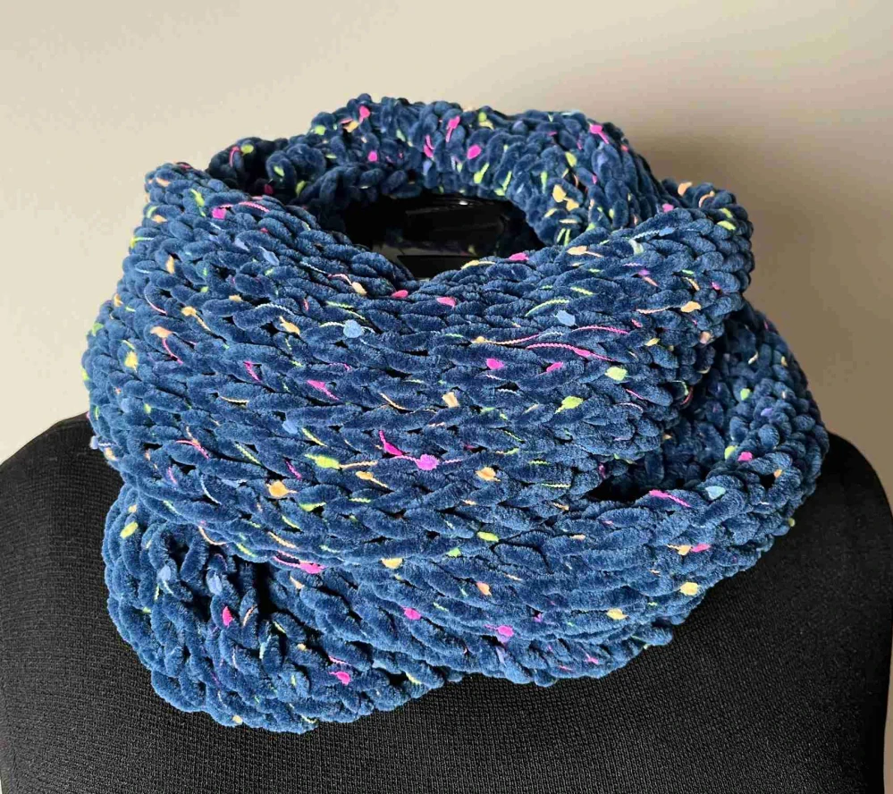 Nákrčník pletený tmavě modrá s barevnou nití s uzlíky