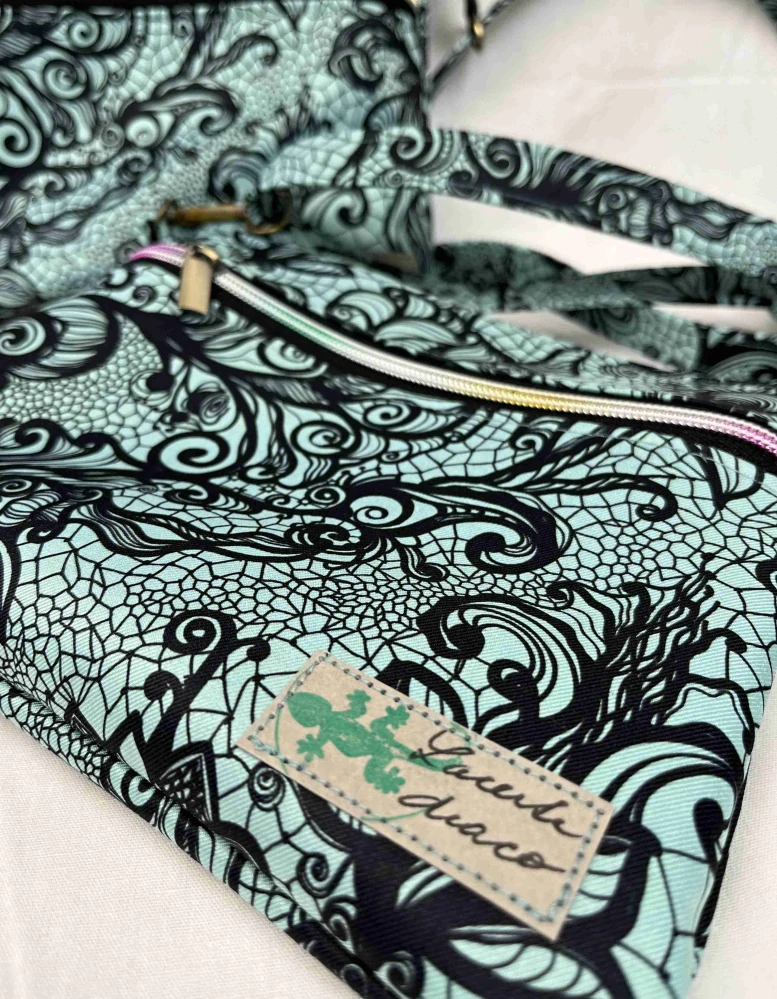 Malá kabelka crossbody "Maličká" černá krajka na mintovém podkladu