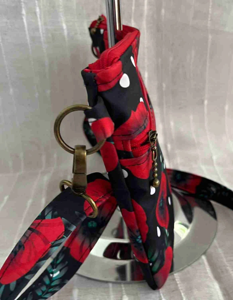 Malá kabelka crossbody "Maličká" červené máky na černé