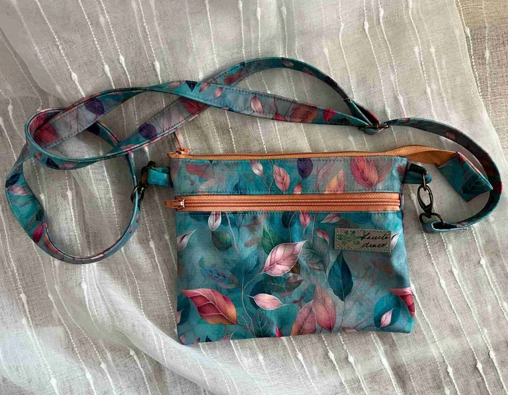 Malá kabelka crossbody barevné listy na modré