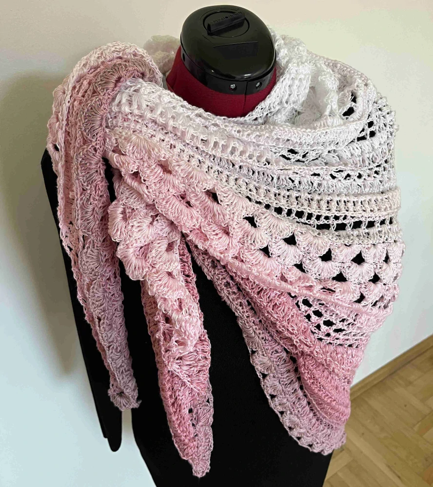 Háčkovaný šátek bílá, světlá růžová, růžová, terakota, studené odstíny 