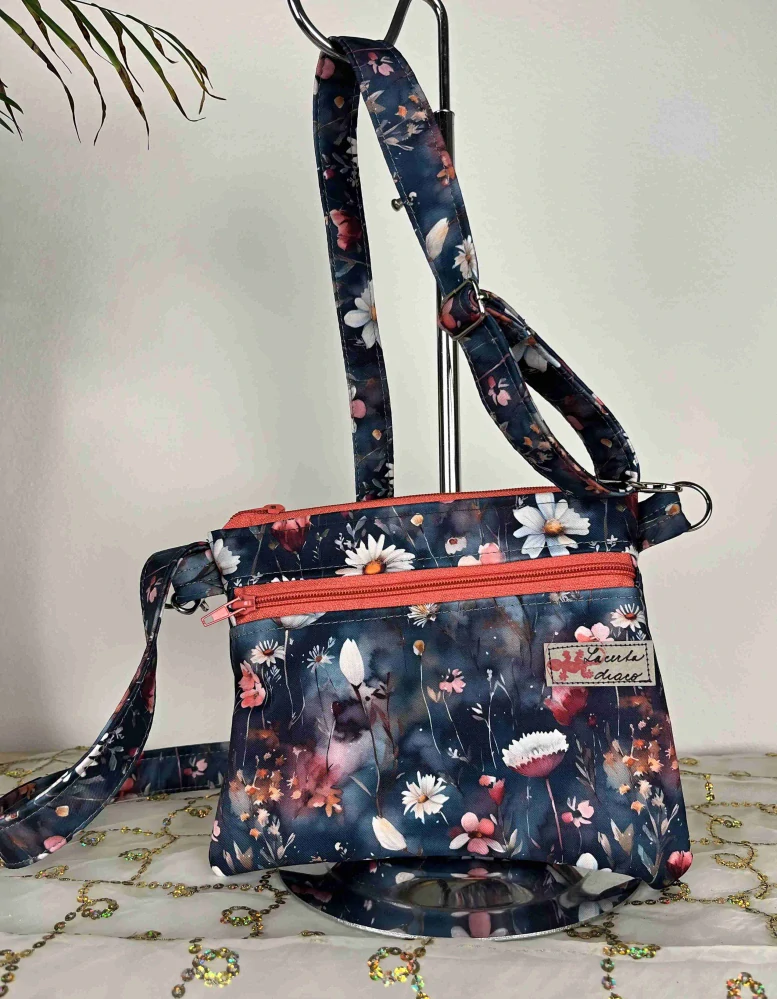 Malá kabelka crossbody "Maličká" květy na modré