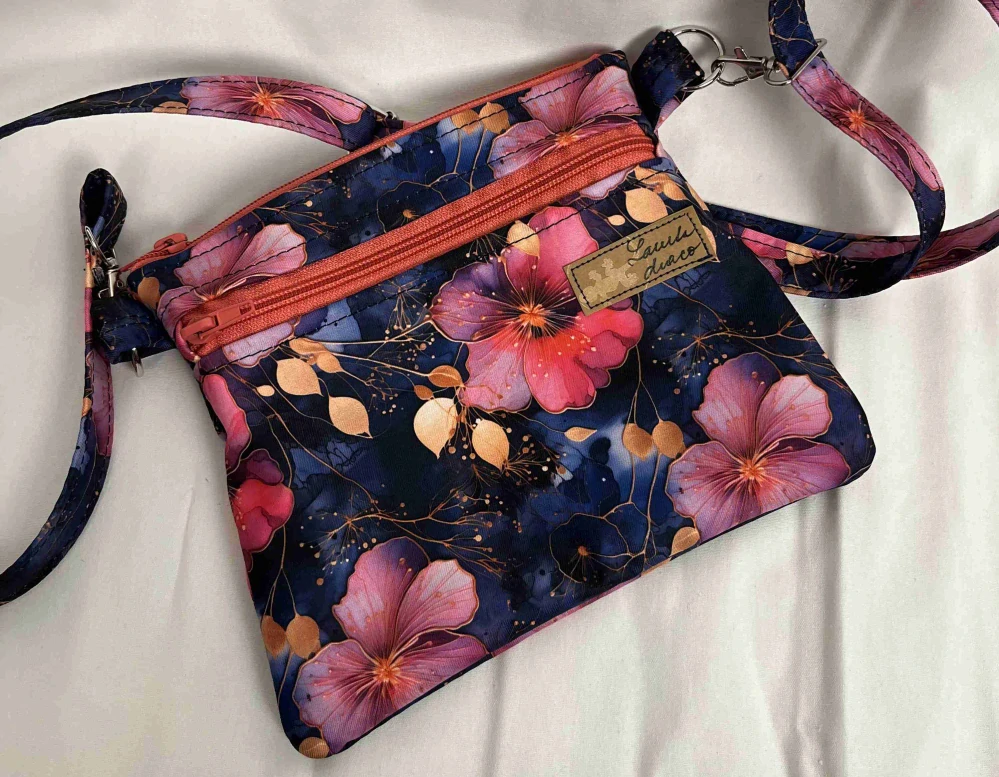 Malá kabelka crossbody barevné květy