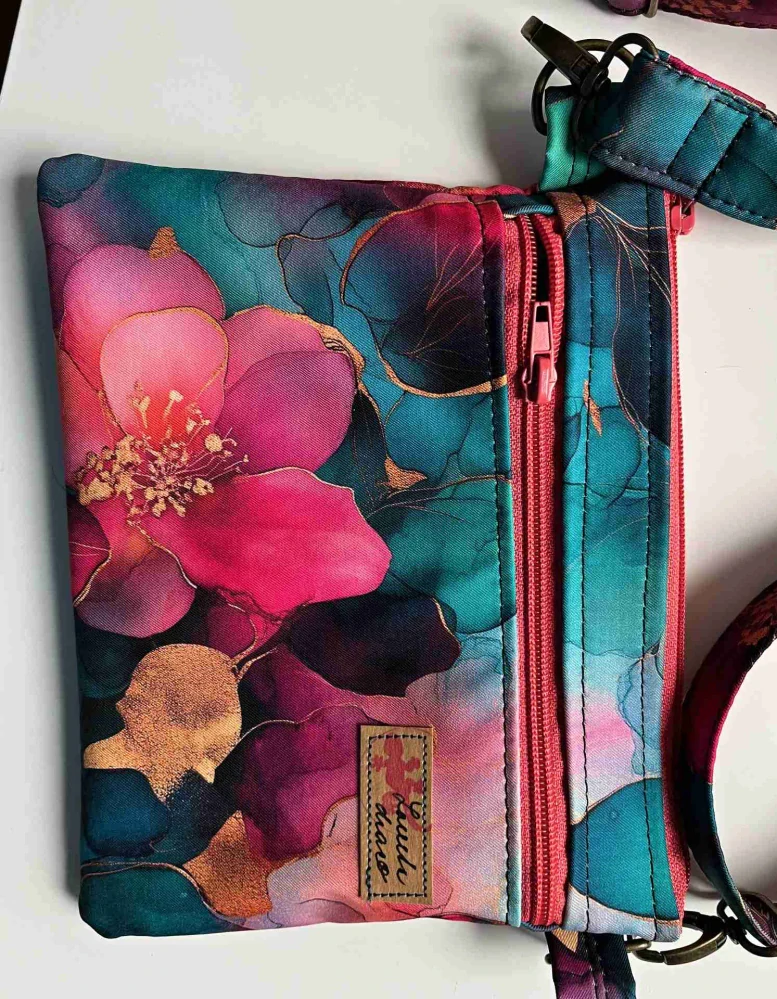 Malá kabelka crossbody  barevné květy