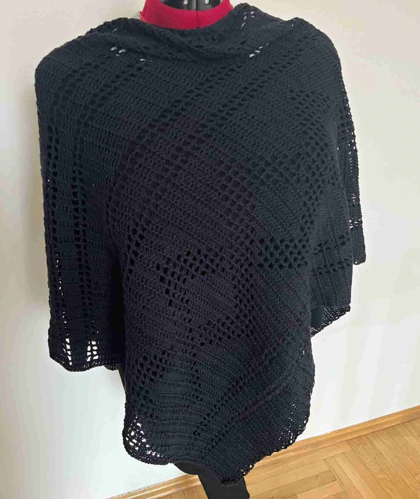 Háčkovaný šátek  asymetrická černá