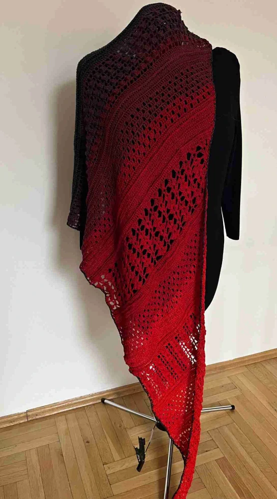 Háčkovaný šátek červeno černá