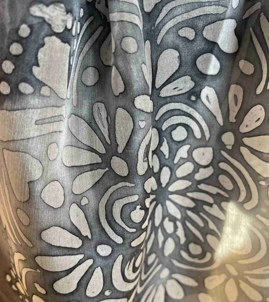 Hedvábná šála mandale v šedé