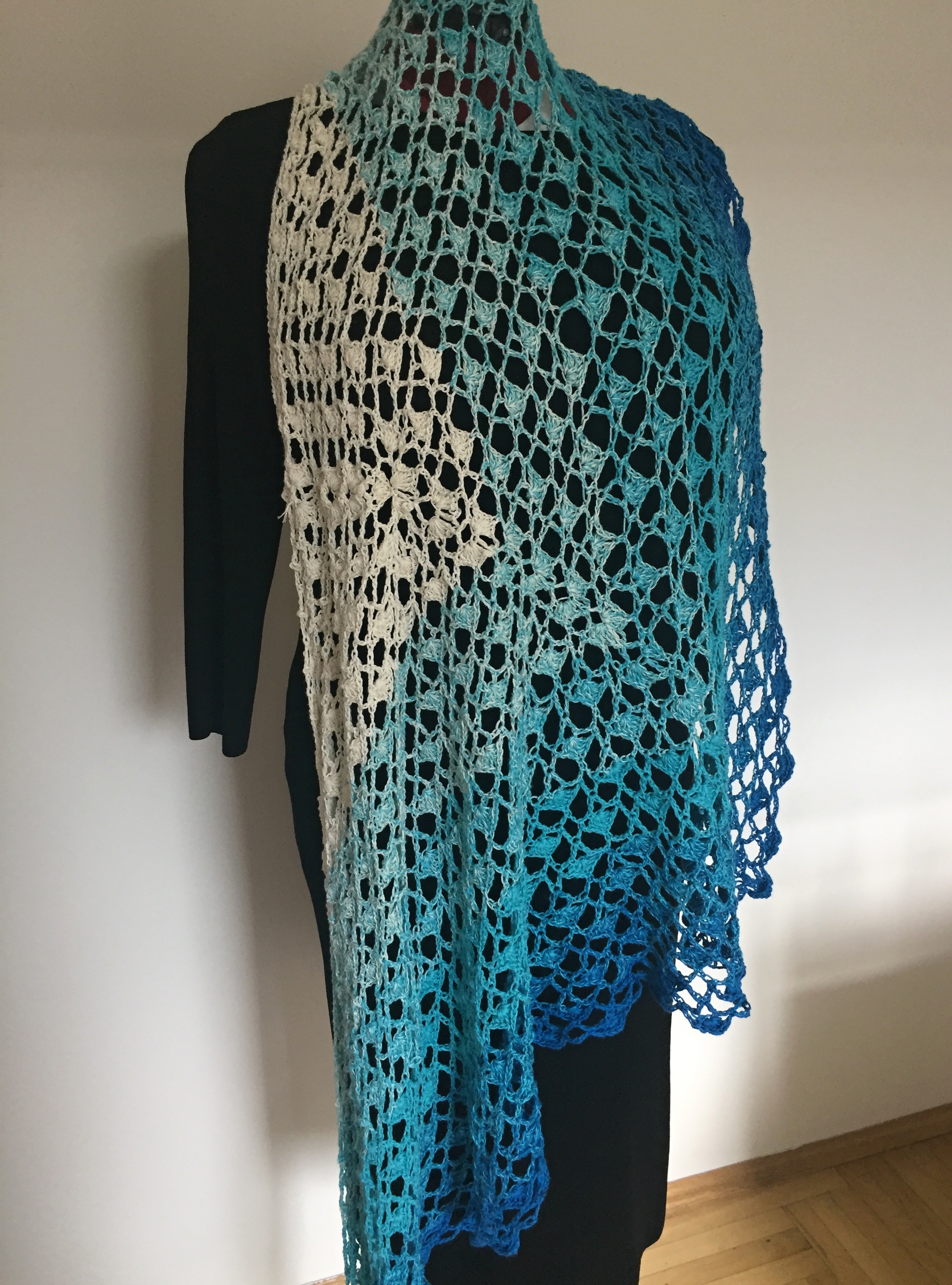 Háčkovaný šátek modrý