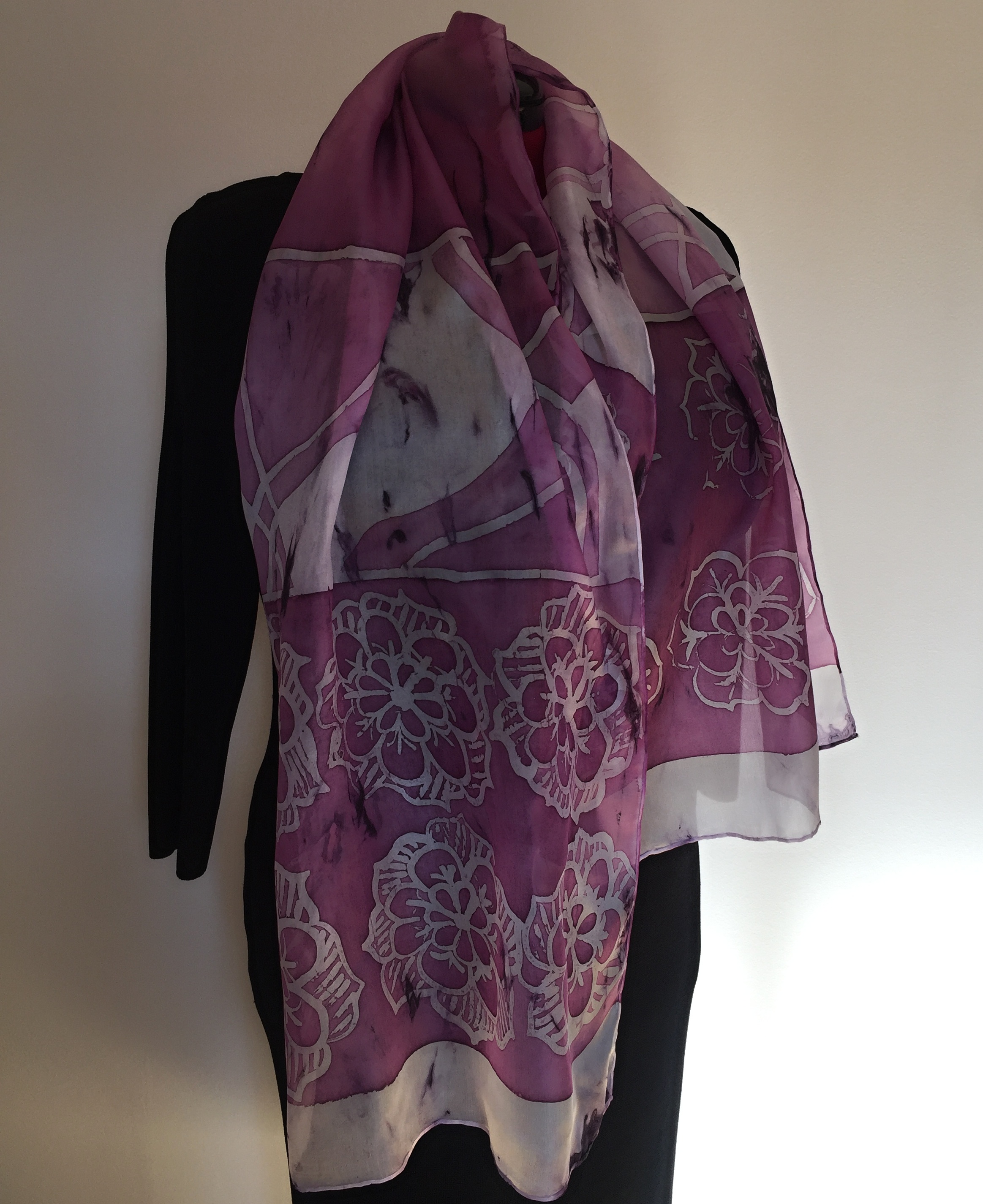 Hedvábná šála bodo s purpurovou