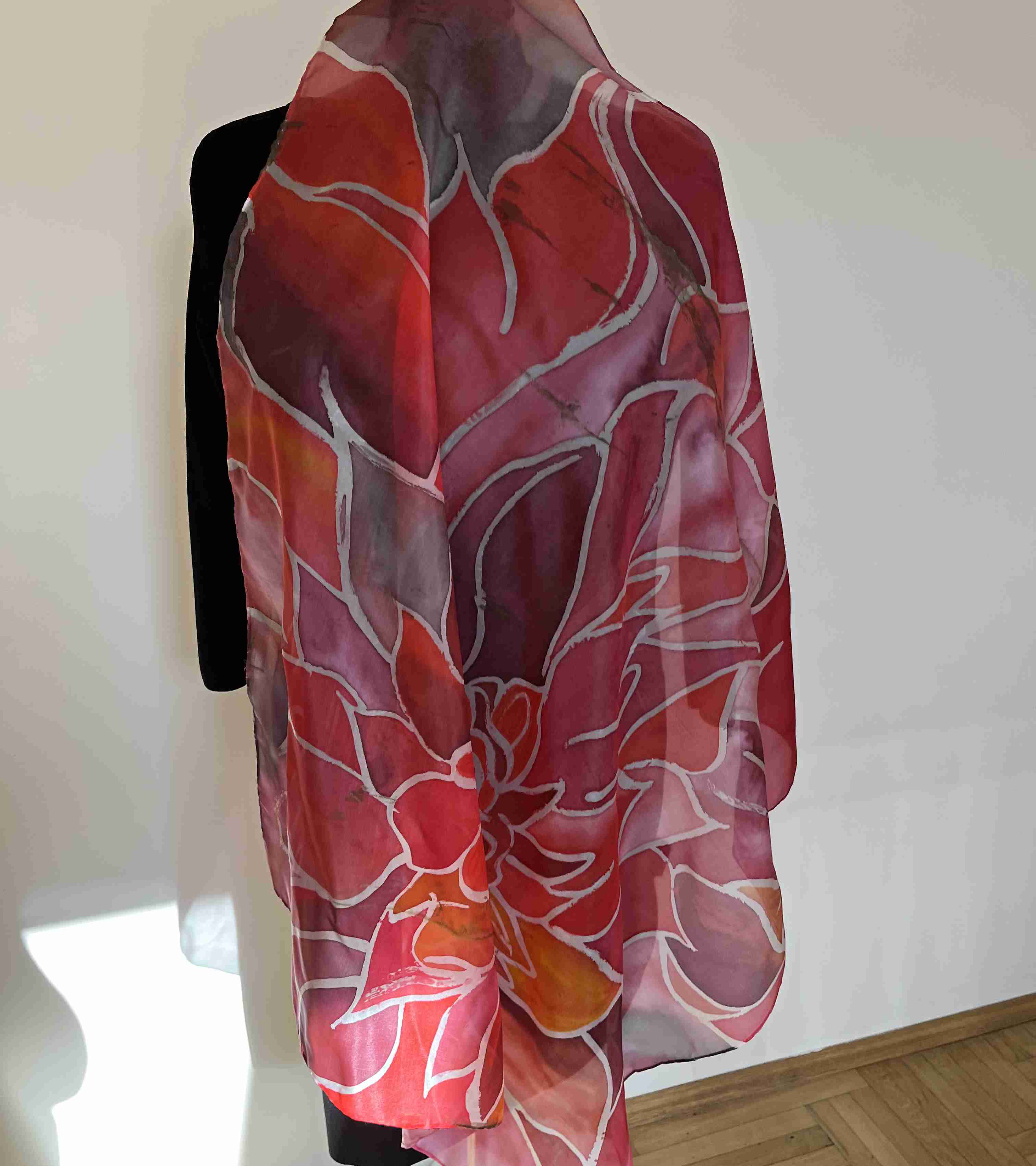 Hedvábný šátek červený květ