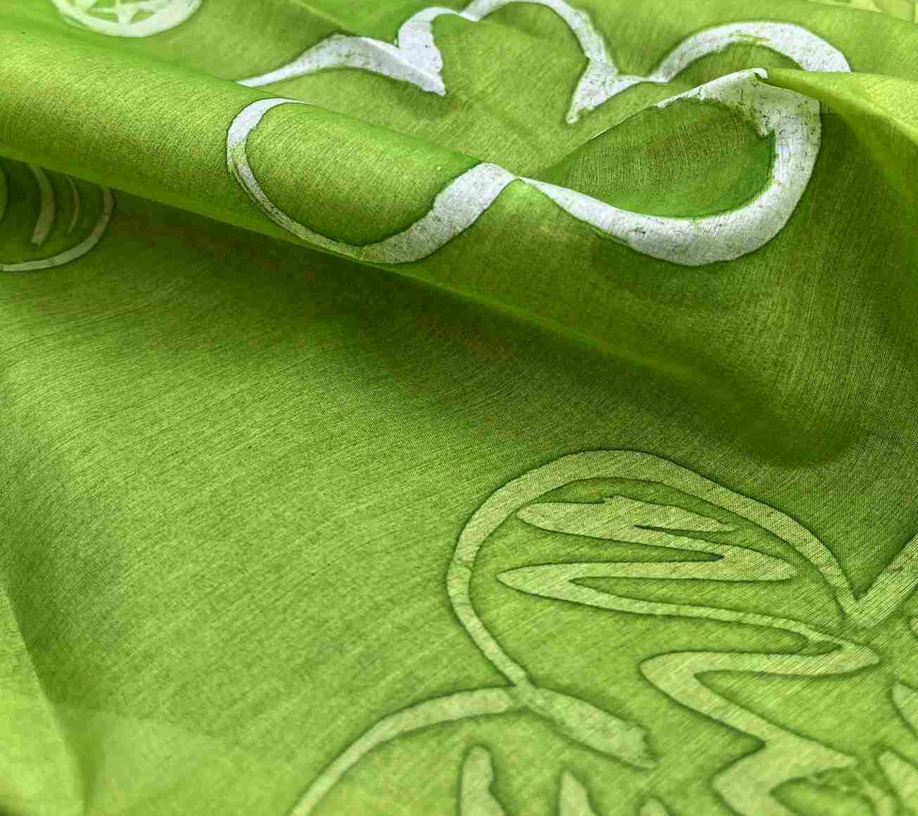 Hedvábný šátek jarní zelená