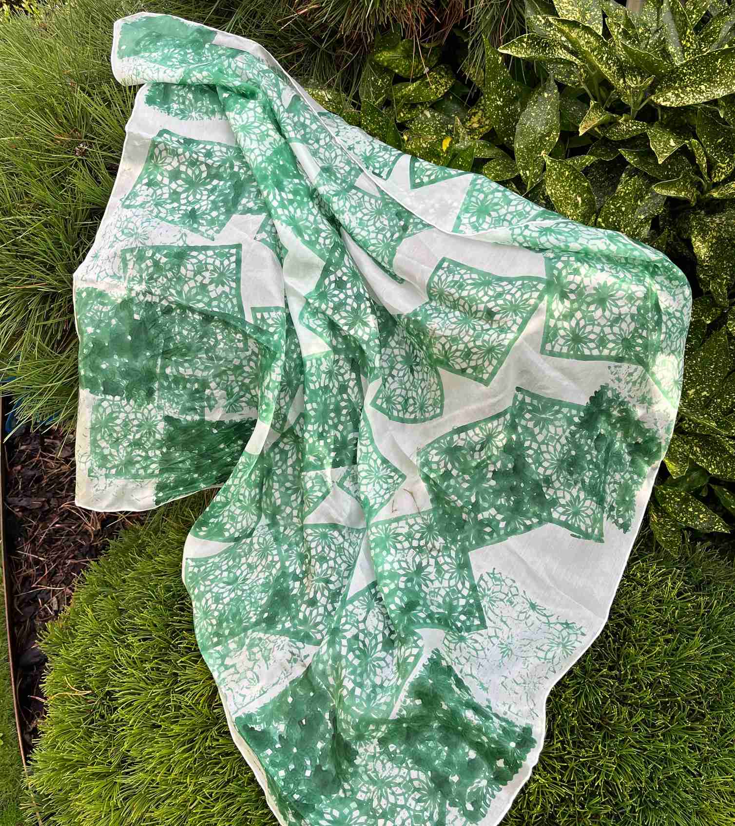 Hedvábný šátek tmavě zelená tisk