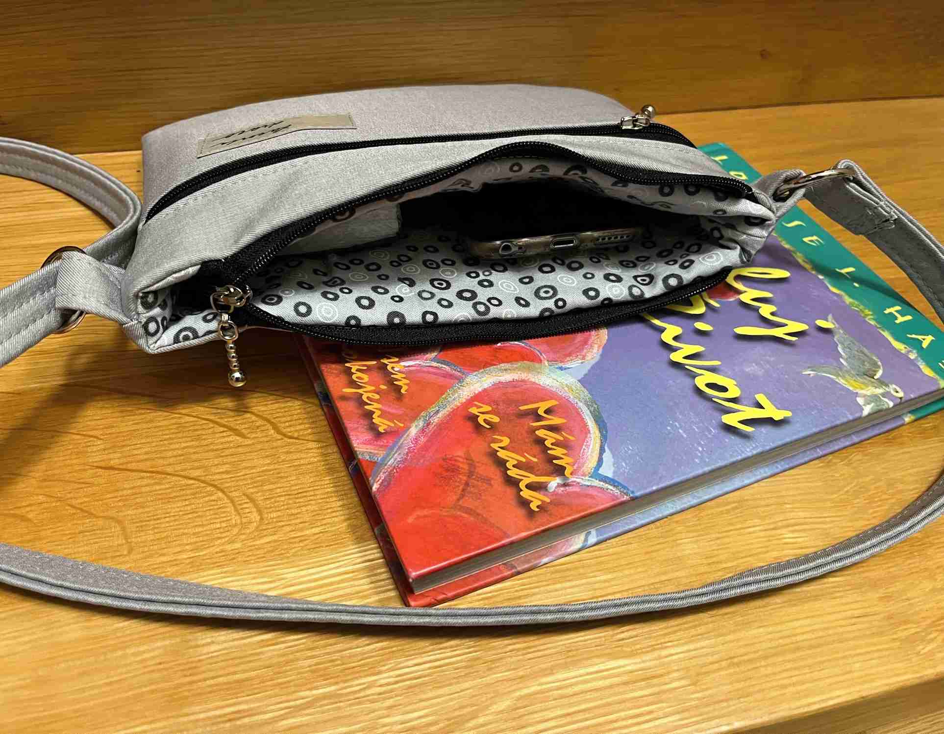 Maličká crossbody taška světle šedá