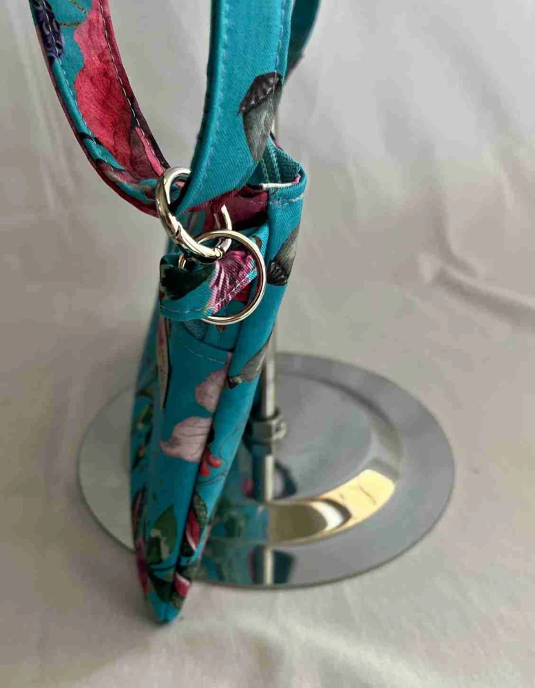 Malá kabelka crossbody "Maličká" ve světle modré s máky