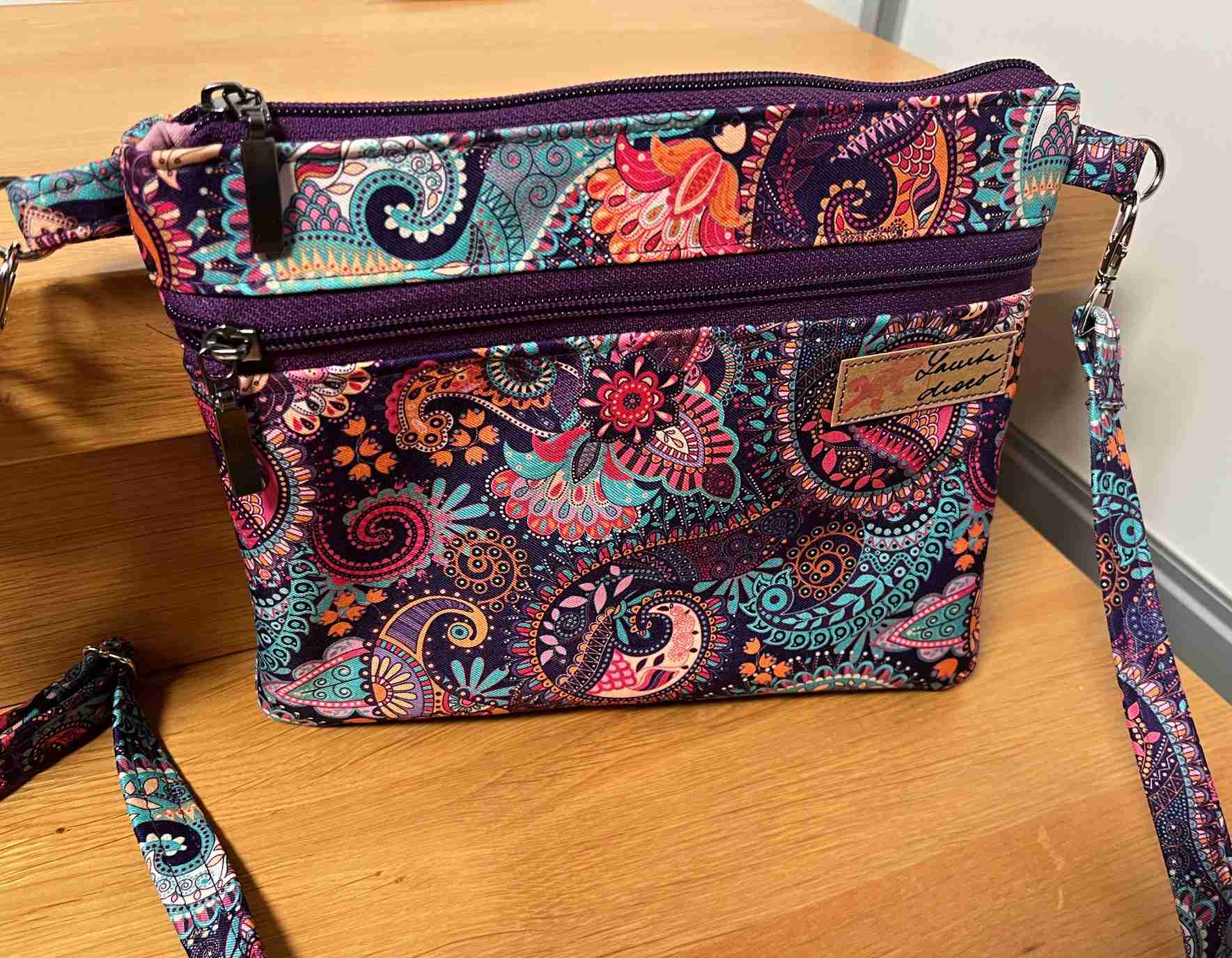 Malá kabelka crossbody "Maličká" fialová se vzorem paisley