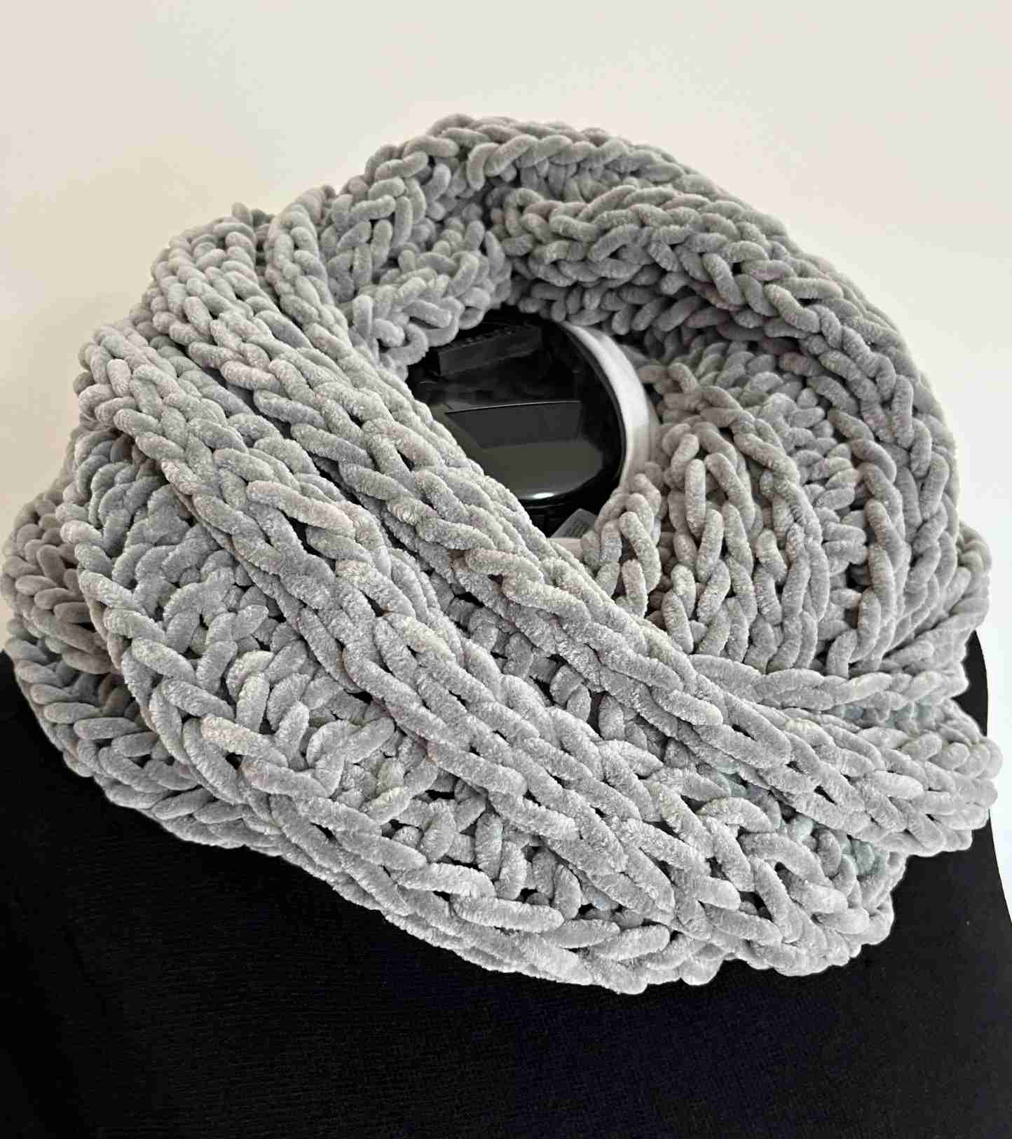 Nákrčník pletený šedy 