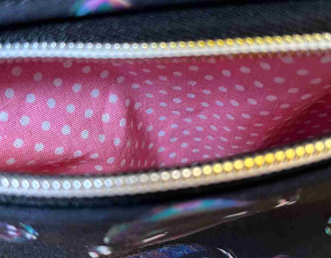 Taštička maličká černá s bublinkami