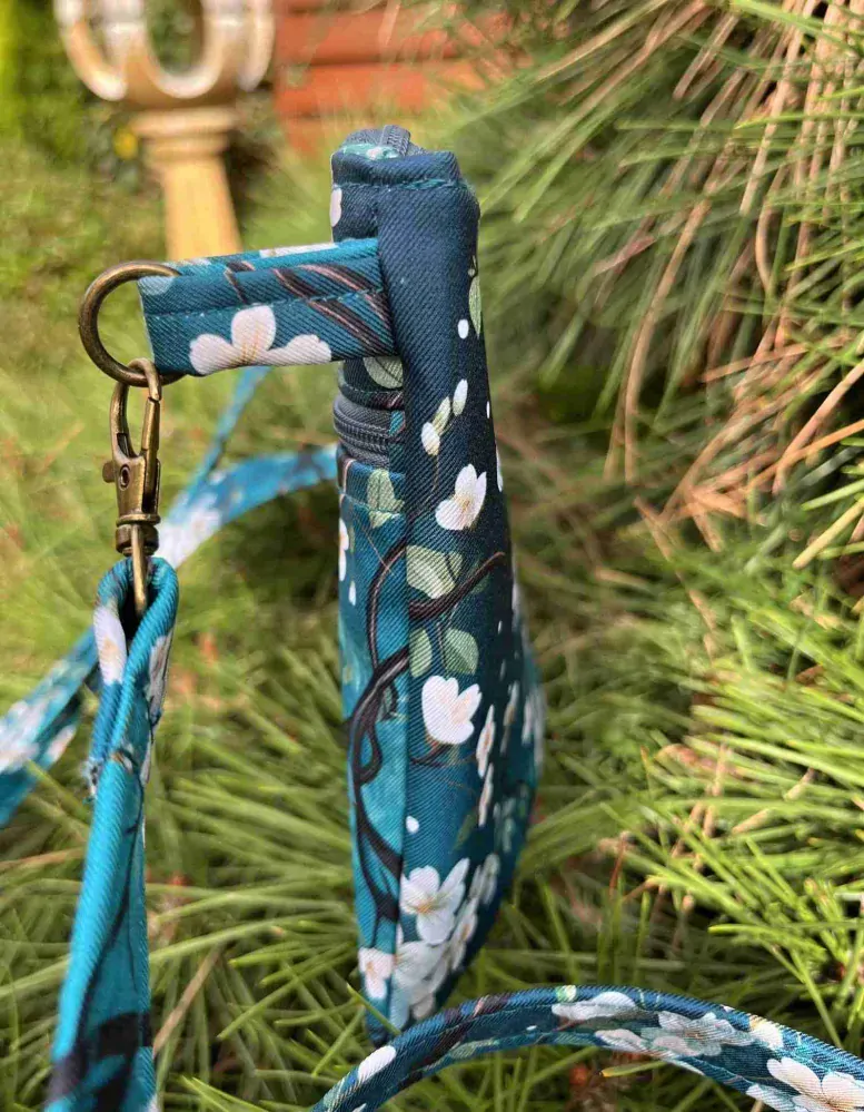 Maličká s jemnými kvítky