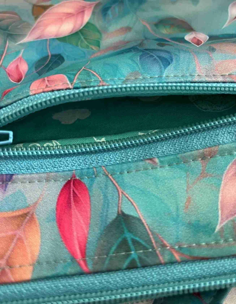 Malá kabelka crossbody "Maličká" duhové lístky modrý zip