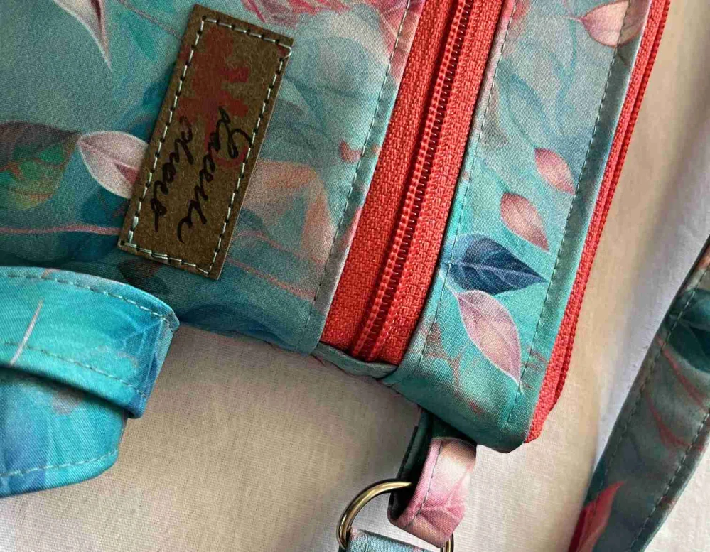 Malá kabelka crossbody "Maličká" duhové lískty oranžový zip