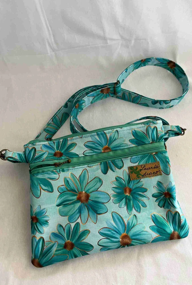 Malá kabelka crossbody "Maličká" tyrkysová s velkými květy