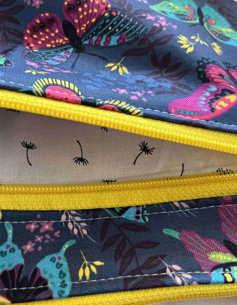 Malá kabelka crossbody "Maličká"motýlci na tmavě modré