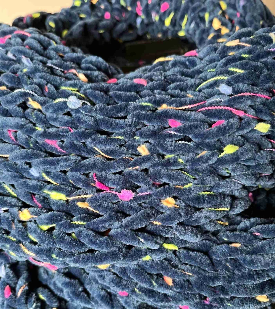 Nákrčník pletený tmavě modrá s barevnou nití s uzlíky