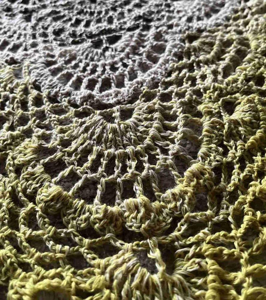 háčkovaný šátek hnědozelené žlutozelená