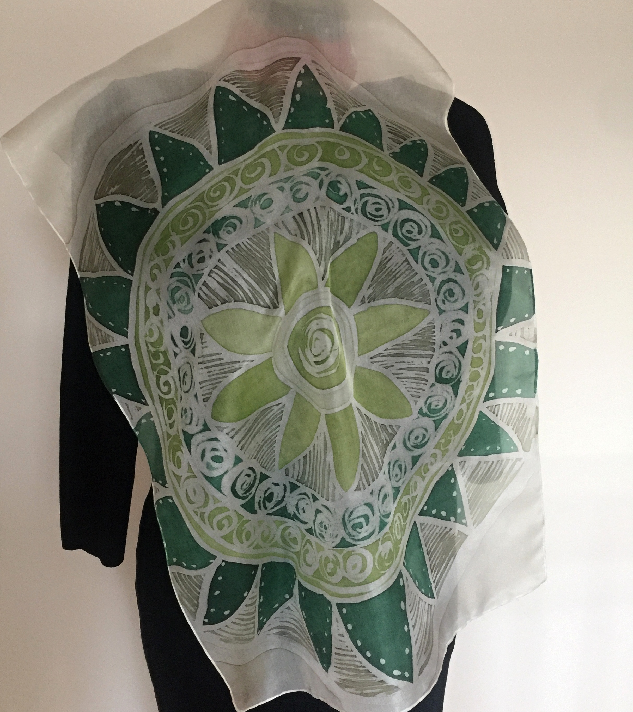 Hedvábný šál zelené mandaly