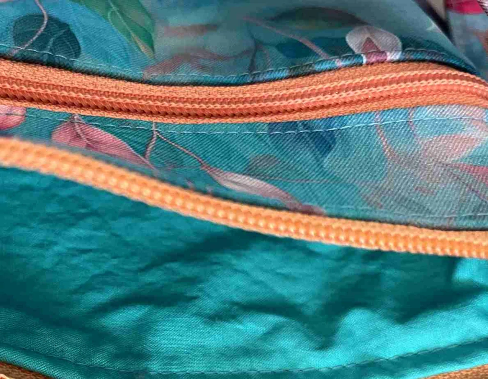 Malá kabelka crossbody barevné listy na modré