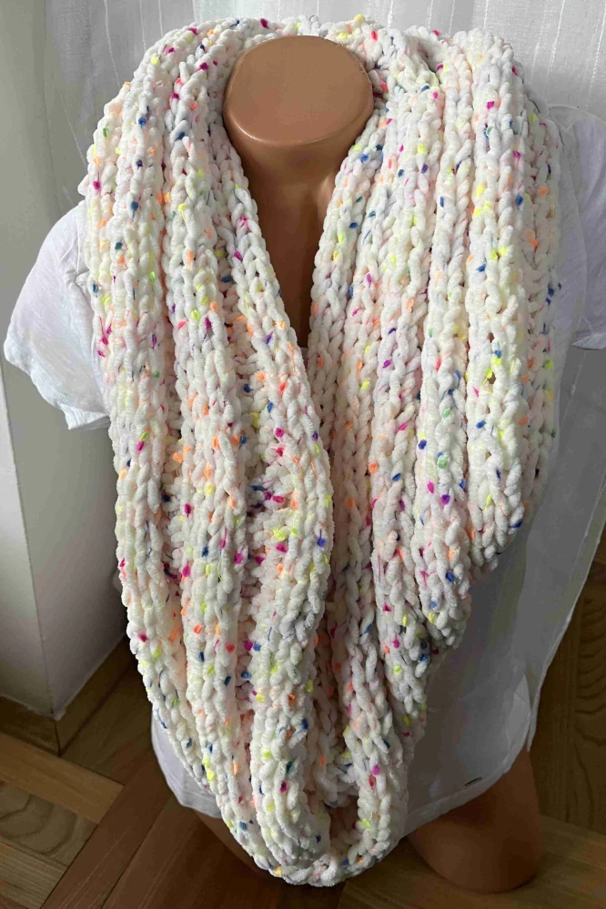šála pletená bíla s barevnou nití