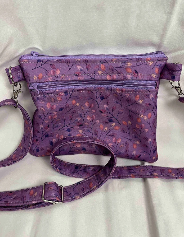 Malá kabelka crossbody "Maličká" lístky fialová