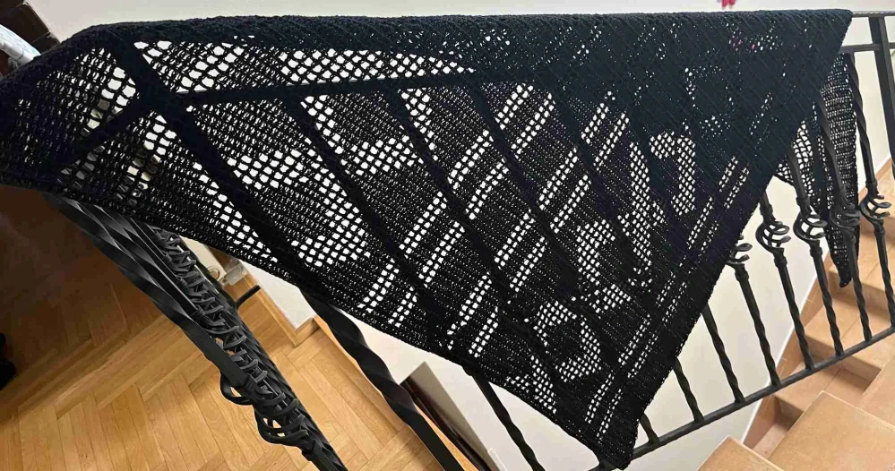 Háčkovaný šátek  asymetrická černá