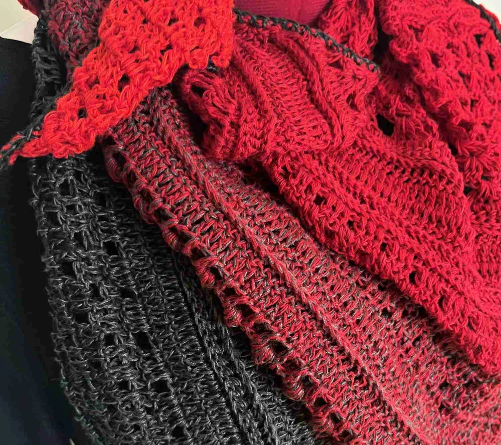 Háčkovaný šátek červeno černá