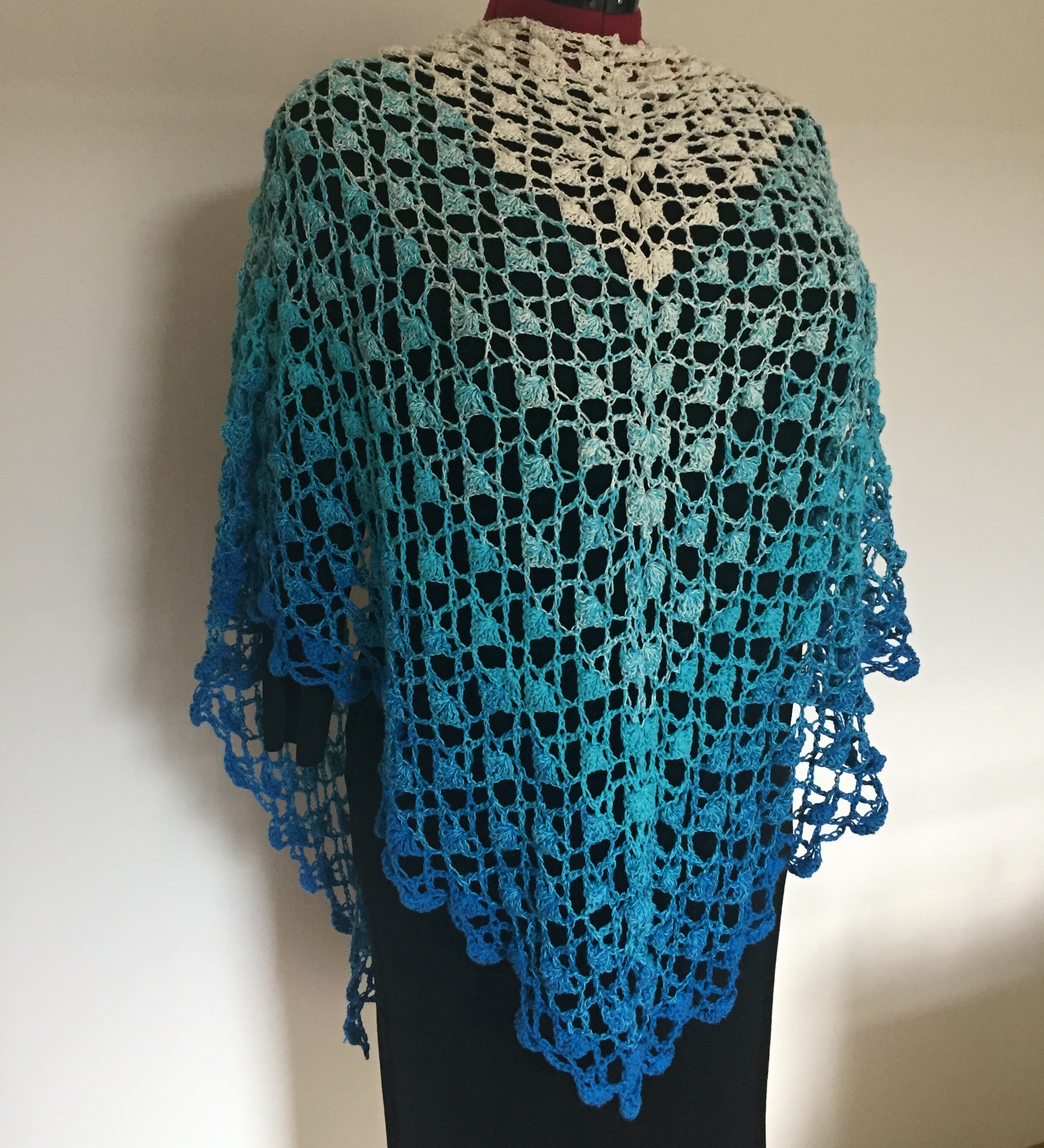 Háčkovaný šátek modrý