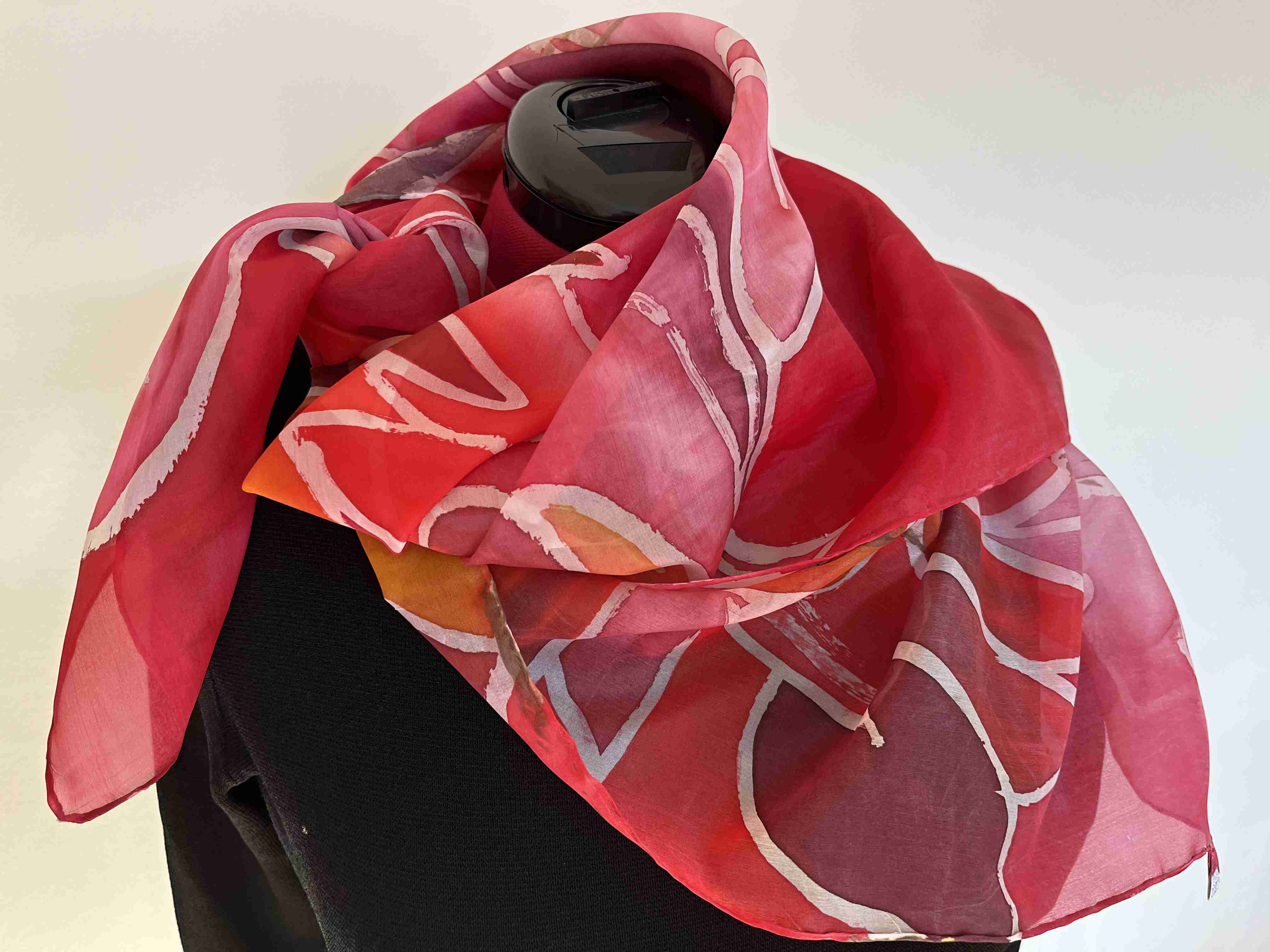 Hedvábný šátek červený květ