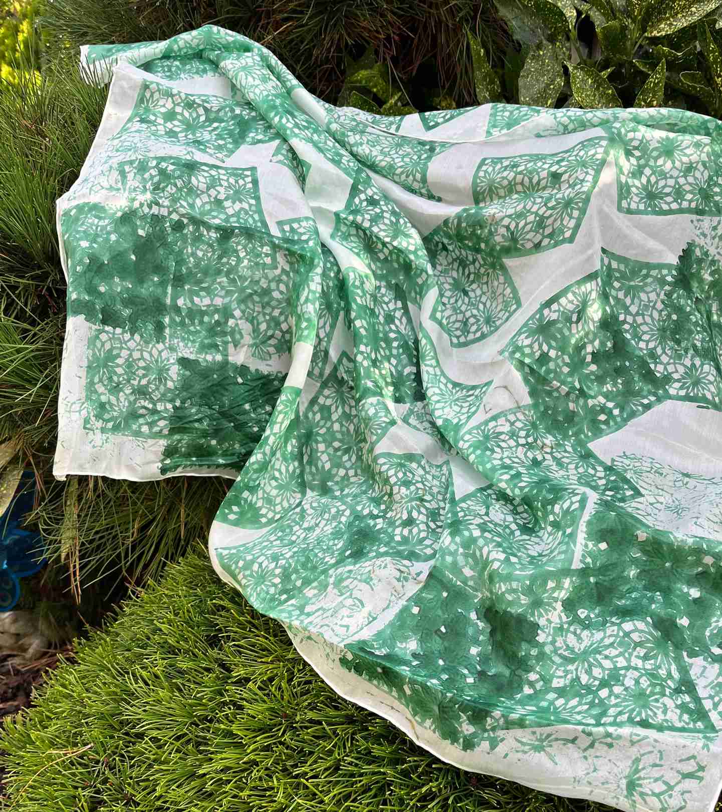 Hedvábný šátek tmavě zelená tisk