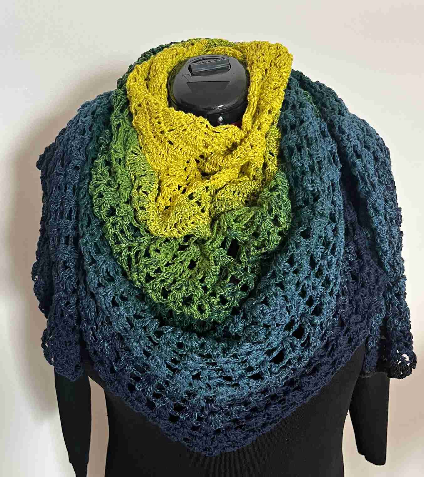 Háčkovaný šátek zeleno modrý